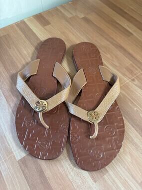 Tory Burch Thora Flat Leather Thong Sandals - Royal Tan Gold Medallion